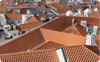 Ventajas de Canalones Modernos: Protección y Estilo para Tu Hogar 1 Tejados Alcala Henares Vista aérea de tejados de tejas rojas en Alcala Henares, destacando la calidad y resistencia de las instalaciones realizadas por Tejados Alcala Henares.