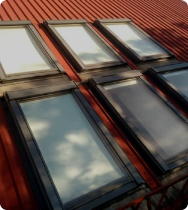 Instalación de ventanas Velux en tejado inclinado, optimizando la luz natural y la ventilación en una vivienda en Alcalá de Henares