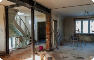 Reformas integrales 2 Tejados Alcala Henares Espacio interior en proceso de reformas integrales, con herramientas y materiales de construcción listos para la renovación de suelos, paredes y ventanas