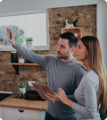 Reformas integrales 11 Tejados Alcala Henares Pareja planificando reformas integrales en su cocina, discutiendo mejoras en diseño y funcionalidad para optimizar el espacio y modernizar su hogar
