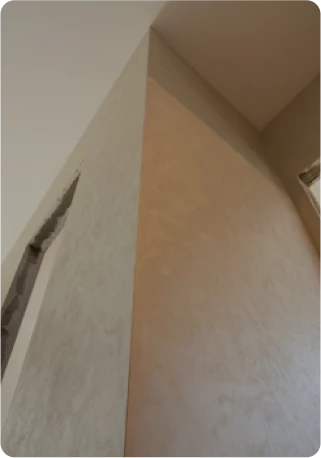 Reformas integrales 7 Tejados Alcala Henares Detalle de una pared interior renovada como parte de reformas integrales, con acabados modernos y mejora en la estructura para mayor durabilidad