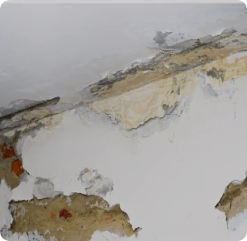Reparación de Humedades 10 Tejados Alcala Henares Techo interior dañado por humedad con pintura desprendida, mostrando la necesidad urgente de reparación de humedades para evitar más deterioro