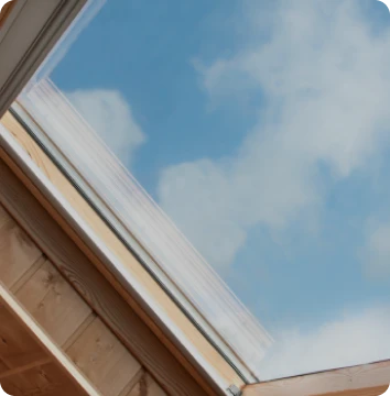 Instalación de ventanas Velux en tejado inclinado, optimizando la luz natural y la ventilación en el interior de una vivienda en Alcalá de Henares.