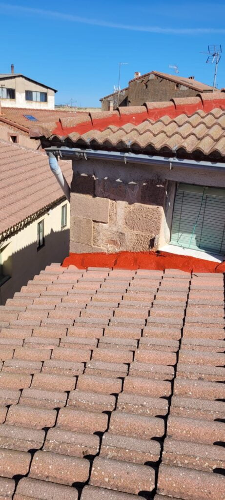 Impermeabilización de remates - Anguita 2 Tejados Alcala Henares Tejado con aislamiento térmico y acústico aplicado, mejorando la eficiencia energética y protección contra el ruido en un entorno residencial
