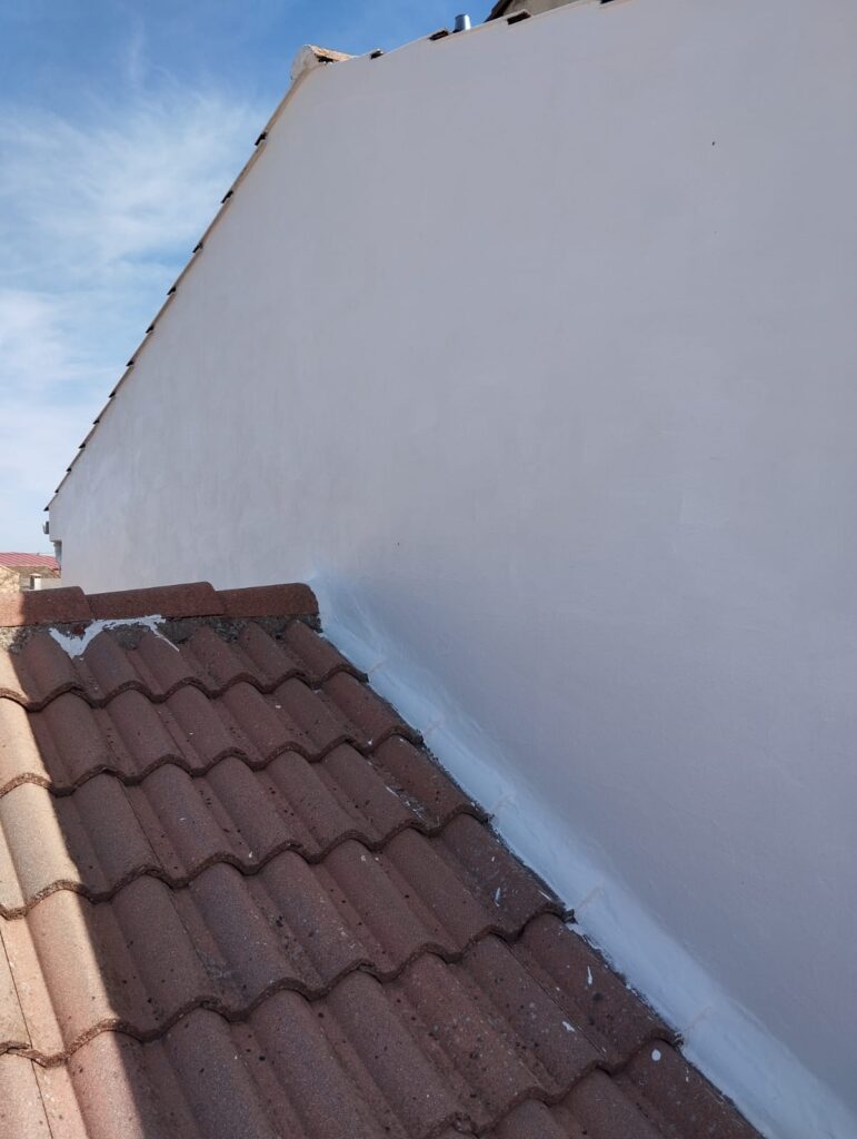 Impermeabilización de Fachada Villabilla 4 Tejados Alcala Henares Tejado con tejas de cerámica y aislamiento térmico y acústico en las juntas, mejorando la protección contra el clima y el ruido exterior.