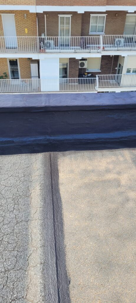 Arreglo terraza - Alcalá henares 5 Tejados Alcala Henares Aplicación de aislamiento térmico y acústico en un tejado plano, mejorando la eficiencia energética y reduciendo el ruido en el edificio