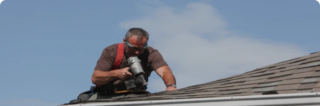 Construcción de Tejados y Cubiertas 9 Tejados Alcala Henares Trabajador realizando la construcción de tejados y cubiertas en una vivienda, utilizando herramientas especializadas para la instalación de techos