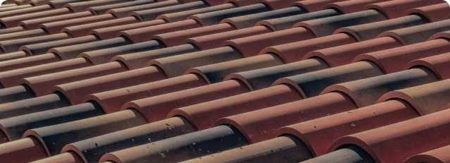 Construcción de Tejados y Cubiertas 7 Tejados Alcala Henares Tejado con tejas cerámicas en proceso de construcción de tejados y cubiertas, mostrando detalles de un proyecto en Alcalá Henares