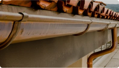 Canalón en un tejado, parte de un sistema completo con instalación de ventanas Velux para tejados, mejorando el drenaje y la ventilación de la vivienda