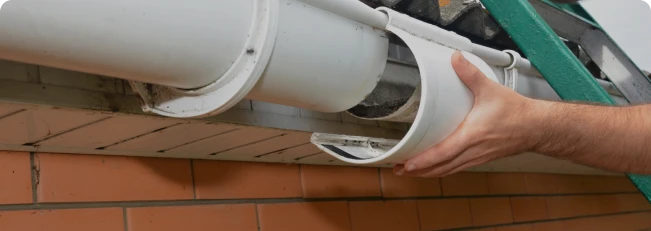 Instalación de canalón en tejado para facilitar la instalación de ventanas Velux para tejados, mejorando la ventilación y la luz natural en Alcalá de Henares