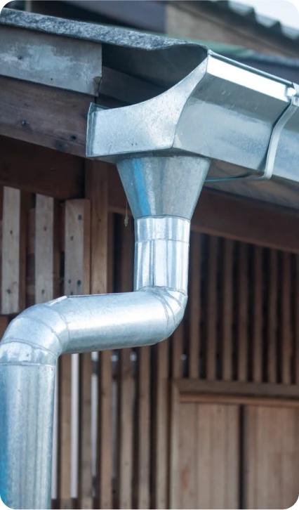 Sistema de canalones de metal instalado en tejado como preparación para la instalación de ventanas Velux para tejados en Alcalá de Henares