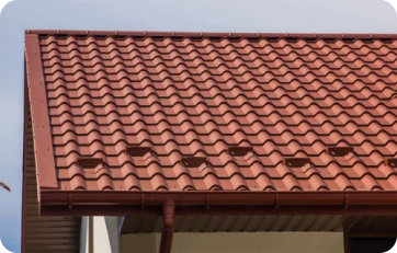 Tejado de tejas rojas preparado para la instalación de ventanas Velux para tejados, optimizando la ventilación y la luz natural en Alcalá de Henares