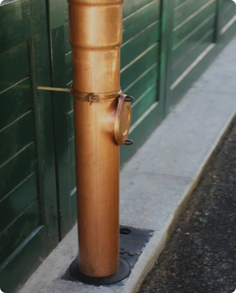 Instalación de Canalones 14 Tejados Alcala Henares Canalón de cobre instalado en el exterior de una vivienda, mostrando un trabajo profesional de instalación de canalones para mejorar el drenaje de agua