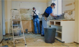 Reformas integrales 8 Tejados Alcala Henares Trabajadores realizando reformas integrales en una cocina, mejorando el diseño y la funcionalidad del espacio en una vivienda en Alcalá de Henares