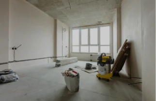Reformas integrales 9 Tejados Alcala Henares Obra de reformas integrales en un espacio interior, con materiales y herramientas de construcción listos para renovar paredes, techos y mejorar la distribución