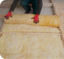 Aislamiento Térmico y Acústico 11 Tejados Alcala Henares Estructura de madera en casa en construcción, diseñada para incorporar aislamiento térmico y acústico, mejorando la eficiencia energética