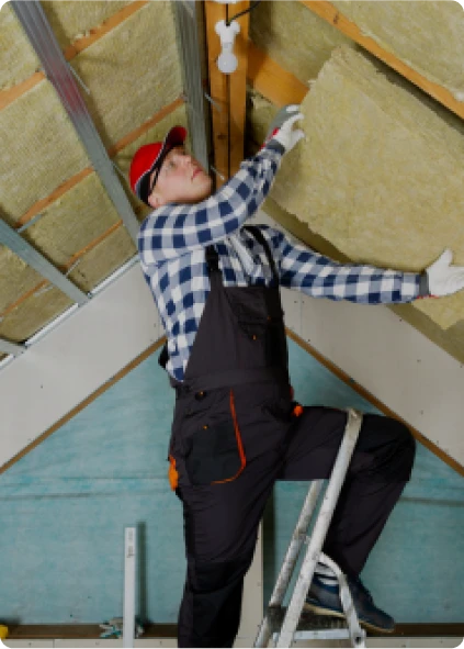 Aislamiento Térmico y Acústico 12 Tejados Alcala Henares Trabajador instalando aislamiento térmico y acústico en el techo de un ático, mejorando la eficiencia energética y reduciendo el ruido en la vivienda