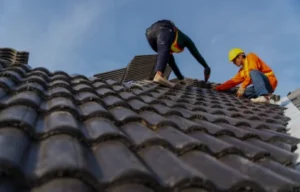 Trabajadores instalando tejado metálico de alta durabilidad, ideal para proyectos de construcción moderna con protección contra el clima extremo.