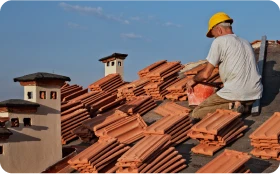 Instalación y Montaje de Tejados Ligeros 3 Tejados Alcala Henares tiled_roof_against_blue_sky_with_clouds_idea_background_with_space_text_ecofriendly_traditional1_roofs_home_3