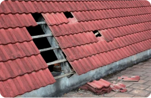 Impermeabilizaciones 2 Tejados Alcala Henares Tejado con tejas rotas y dañadas que requieren reparaciones urgentes e impermeabilizaciones para evitar filtraciones y daños estructurales