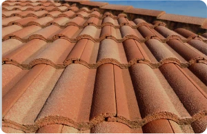 Construcción de Tejados y Cubiertas 2 Tejados Alcala Henares Tejas de cerámica en un tejado, mostrando detalles de la construcción de tejados y cubiertas como parte de un proyecto de instalación en Alcalá Henares