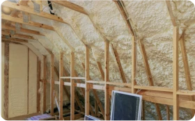 Aislamiento Térmico y Acústico 1 Tejados Alcala Henares Ático en construcción con aislamiento térmico y acústico en el techo y las paredes, optimizando la eficiencia energética y reduciendo el ruido exterior