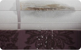 Impermeabilizaciones 1 Tejados Alcala Henares Goteras en un techo debido a una filtración de agua, mostrando la necesidad de impermeabilizaciones en la estructura para evitar daños mayores