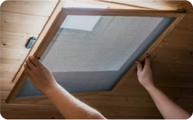 Instalación de ventanas Velux en el interior de una vivienda, mejorando la ventilación y optimizando la entrada de luz natural en techos inclinados