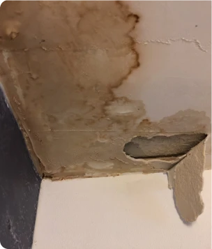 Reparación de Tejados y Cubiertas 8 Tejados Alcala Henares Techo con filtraciones de agua y daños visibles que requiere reparacion de tejados y cubiertas para evitar problemas estructurales