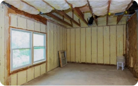 Aislamiento Térmico y Acústico 3 Tejados Alcala Henares Habitación en construcción con aislamiento térmico y acústico instalado en techos y paredes, mejorando la eficiencia energética y el confort interior