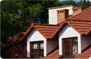 Instalación y Montaje de Tejados Ligeros 2 Tejados Alcala Henares tiled_roof_against_blue_sky_with_clouds_idea_background_with_space_text_ecofriendly_traditional_roofs_home_3