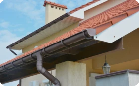 Instalación de bajantes 1 Tejados Alcala Henares tiled_roof_against_blue_sky_with_clouds_idea_background_with_space_text_ecofriendly_traditional_roofs_home_3