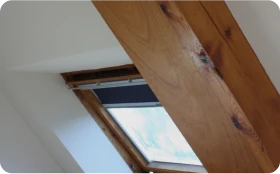 Instalación de ventana Velux para tejados inclinados, proporcionando luz natural en el interior de una vivienda en Alcalá de Henares