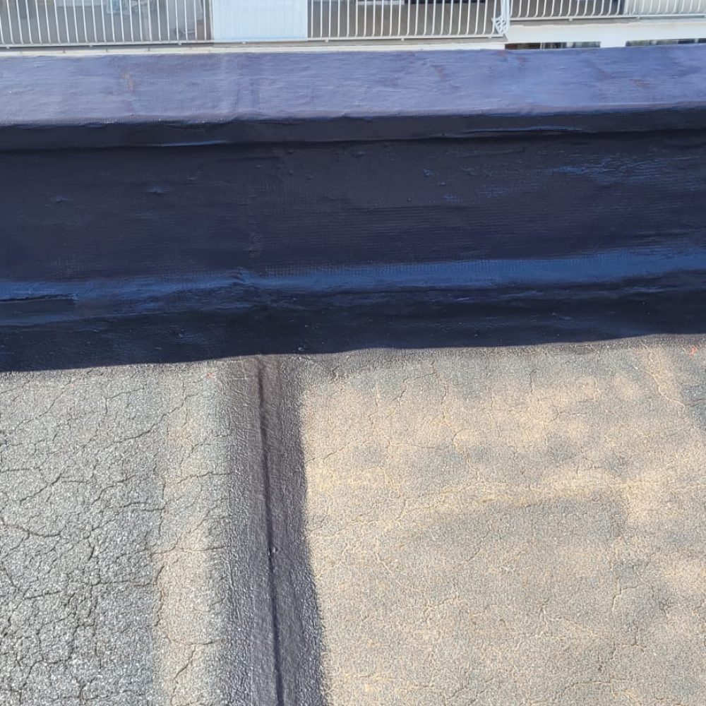 Aplicación de aislamiento térmico y acústico en un tejado plano, mejorando la eficiencia energética y reduciendo el ruido en el edificio